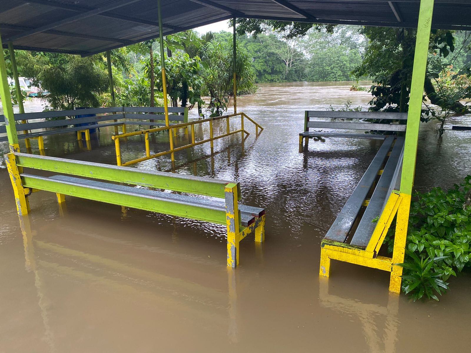 En el muelle del río Sarapiquí el agua llegó hasta las bancas este 21 de febrero, por efectos del empuje frío. Foto: Cortesía.