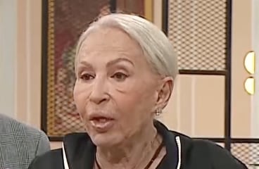 Laura Bozzo aprovechó el momento para besar al modelo.