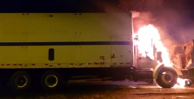 Un incendio en la cabina de un camión dejó a una persona con quemaduras la noche de este martes 28 de julio en Bijagua de Upala, en la provincia de Alajuela. Foto: Captura de video