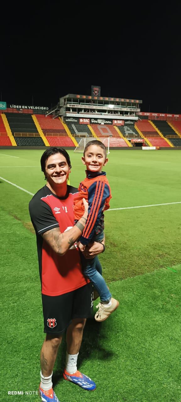 Diego Campos tuvo un detallazo con el pequeño Mateo Monge. Foto: Cortesía