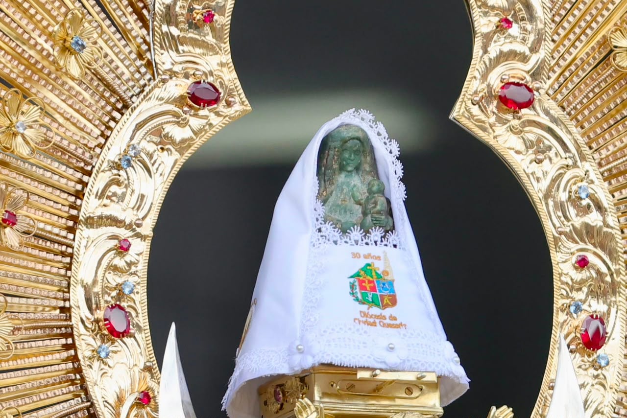 Monseñor José Manuel Garita, obispo de Ciudad Quesada, vistió a la Patrona de Costa Rica con el vestidito ganador el cual protegerá a La Negrita un año completo.