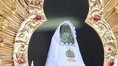De un sueño frente a la tele a vestir a la Negrita: la sancarleña que diseñó el traje de la Virgencita