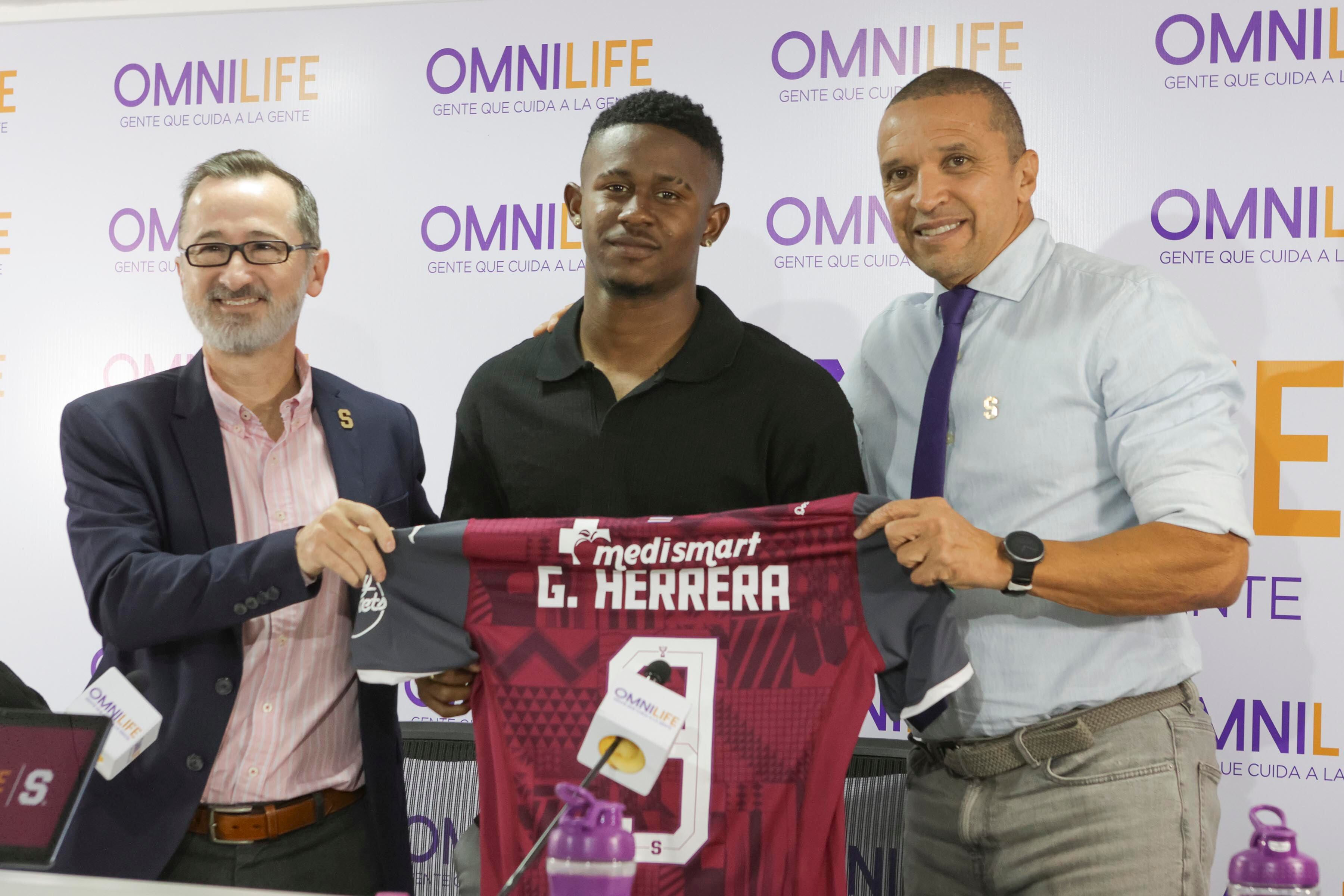 Saprissa presenta a sus nuevos jugadores panameños