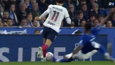 Prensa de Francia y el PSG critican con todo a Jeyland Mitchell por fuerte entrada a jugador parisino