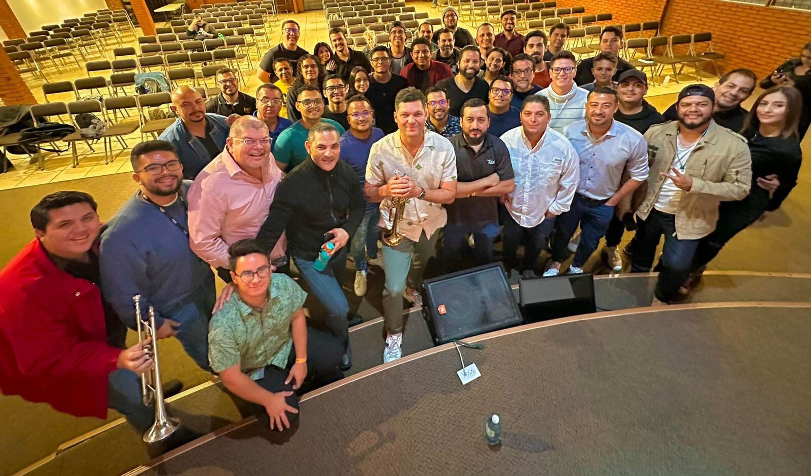 Trompetista Erick Sánchez junto al músico Omar Martínez de la banda de Luis Miguel.