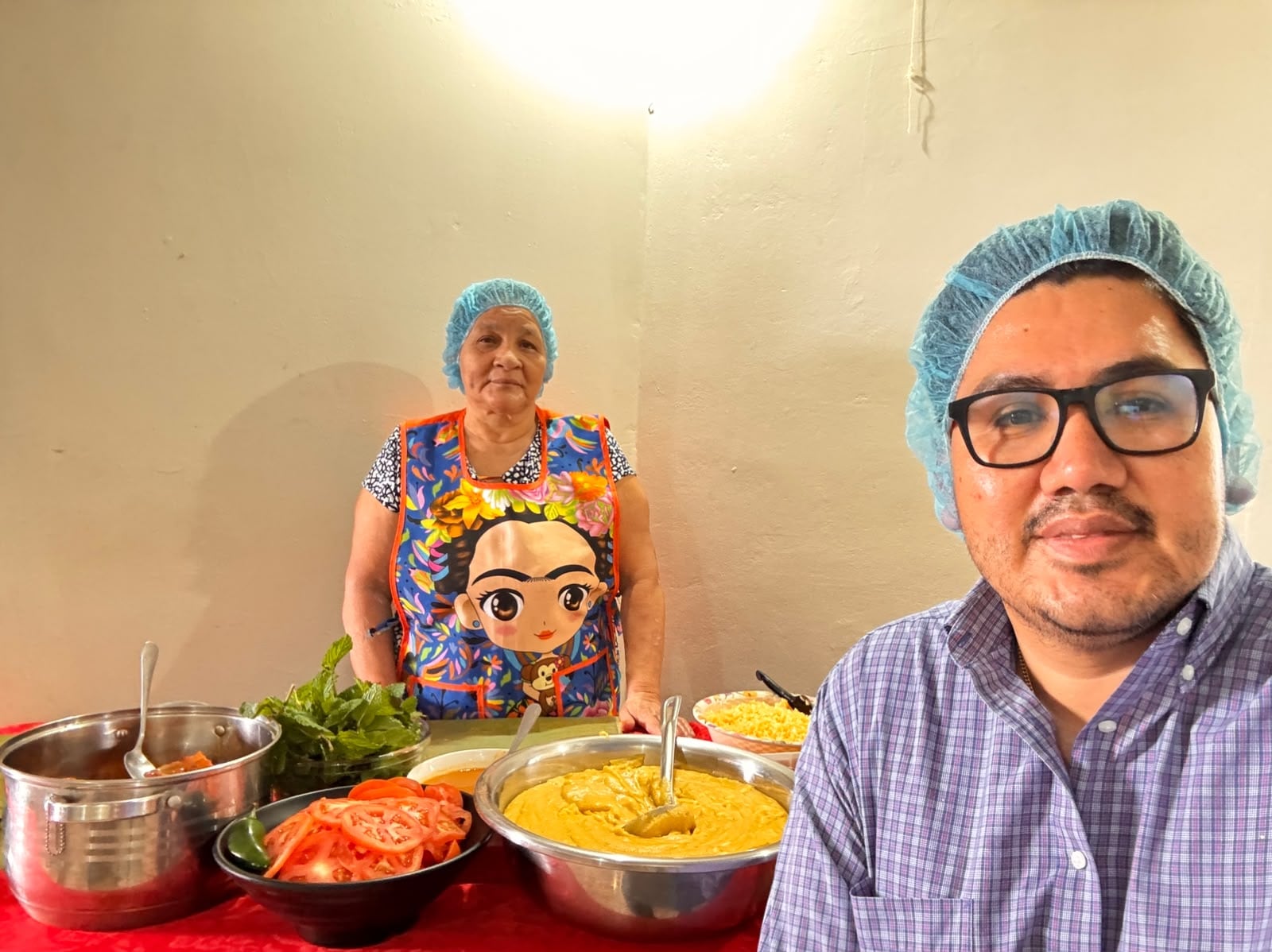 Carlos Iván Torrez llegó al país con apenas 10 años. Hoy, junto a su mamá, Reyna González, rescata una receta familiar heredada hace casi 50 años y convierte cada nacatamal en un homenaje a sus raíces.