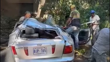 Conductor sufre horrible accidente al caer con su carro a río en Puntarenas
