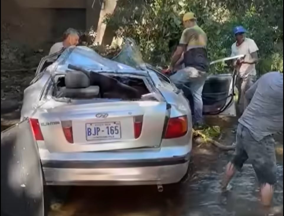Varias personas trataron de ayudar al conductor herido. Foto Facebook.