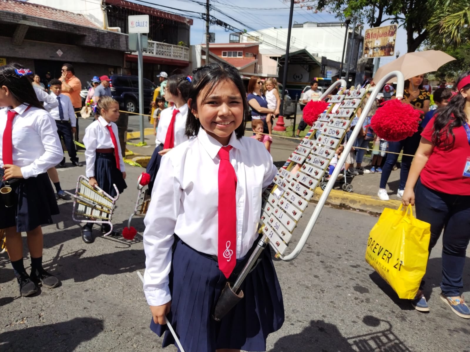 El 11 de abril del 2023, en Alajuela, se conmemoraron los 167 años de la Batalla de Rivas, en la cual destacó la gesta heroica de Juan Santamaría. Los actos fueron en el parque Juan Santamaría y hubo desfile en las calles alajuelenses. En la foto, Eva Aguirre con la lira.