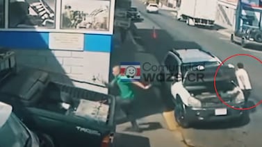 Video muestra el aterrador momento en que techo arrancado por el viento le cae encima a un hombre en Grecia