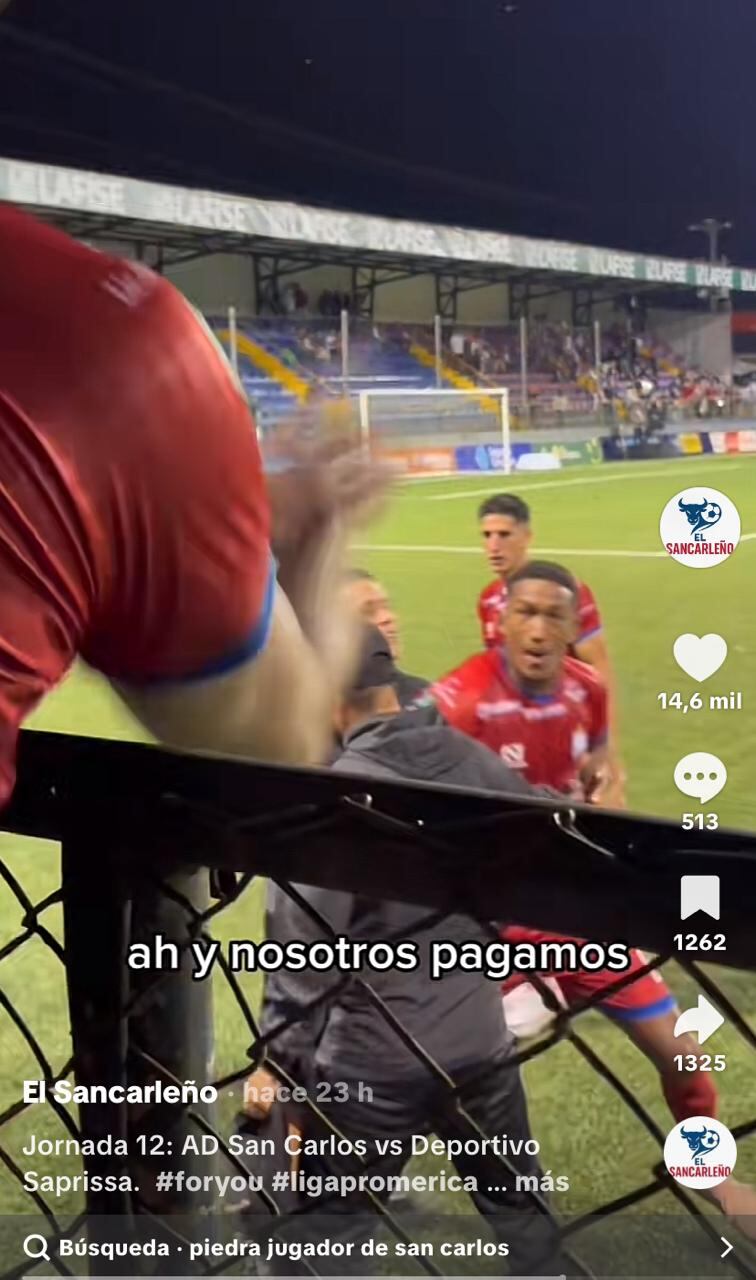 El aficionado de San Carlos, Pablo Céspedes tuvo un fuerte altercado con el futbolista Yassel Piedra.