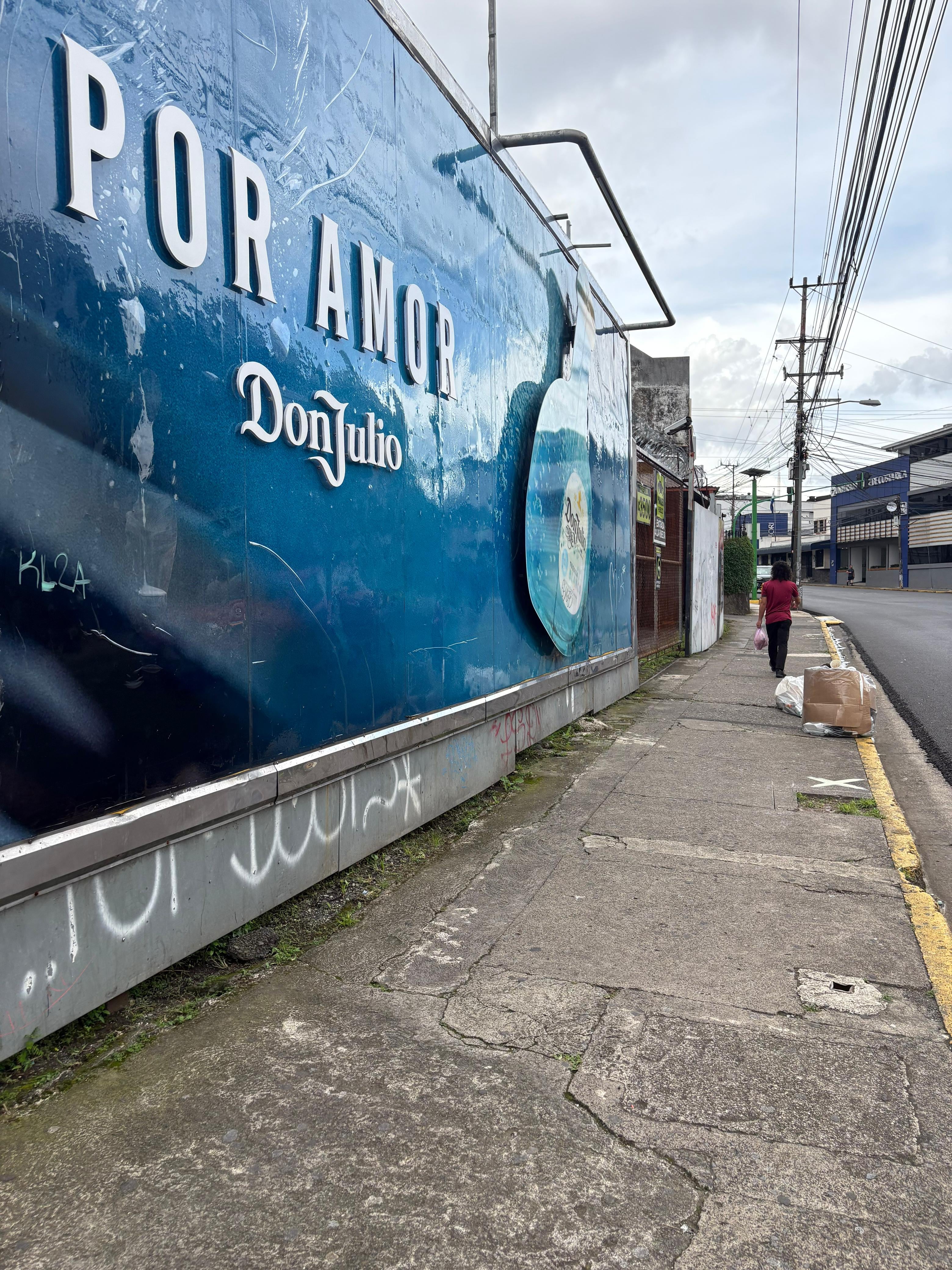 La supuesta bronca de los jugadores de Alajuelense Creichel Pérez y John Paul Ruiz se habría dado en esta acerca, en barrio La California. Yenci Aguilar.