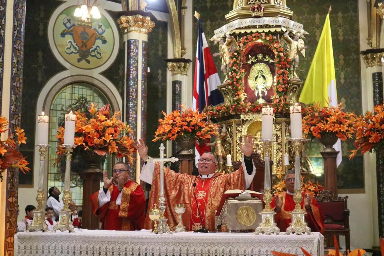 El padre Sergio Valverde de Obras del Espíritu Santo nos pareció perfecto para formar parte de esta novena que le hacemos a la Negrita, porque como él mismo dice: ““Confieso que estoy enamorado de la virgencita de los Ángeles”.