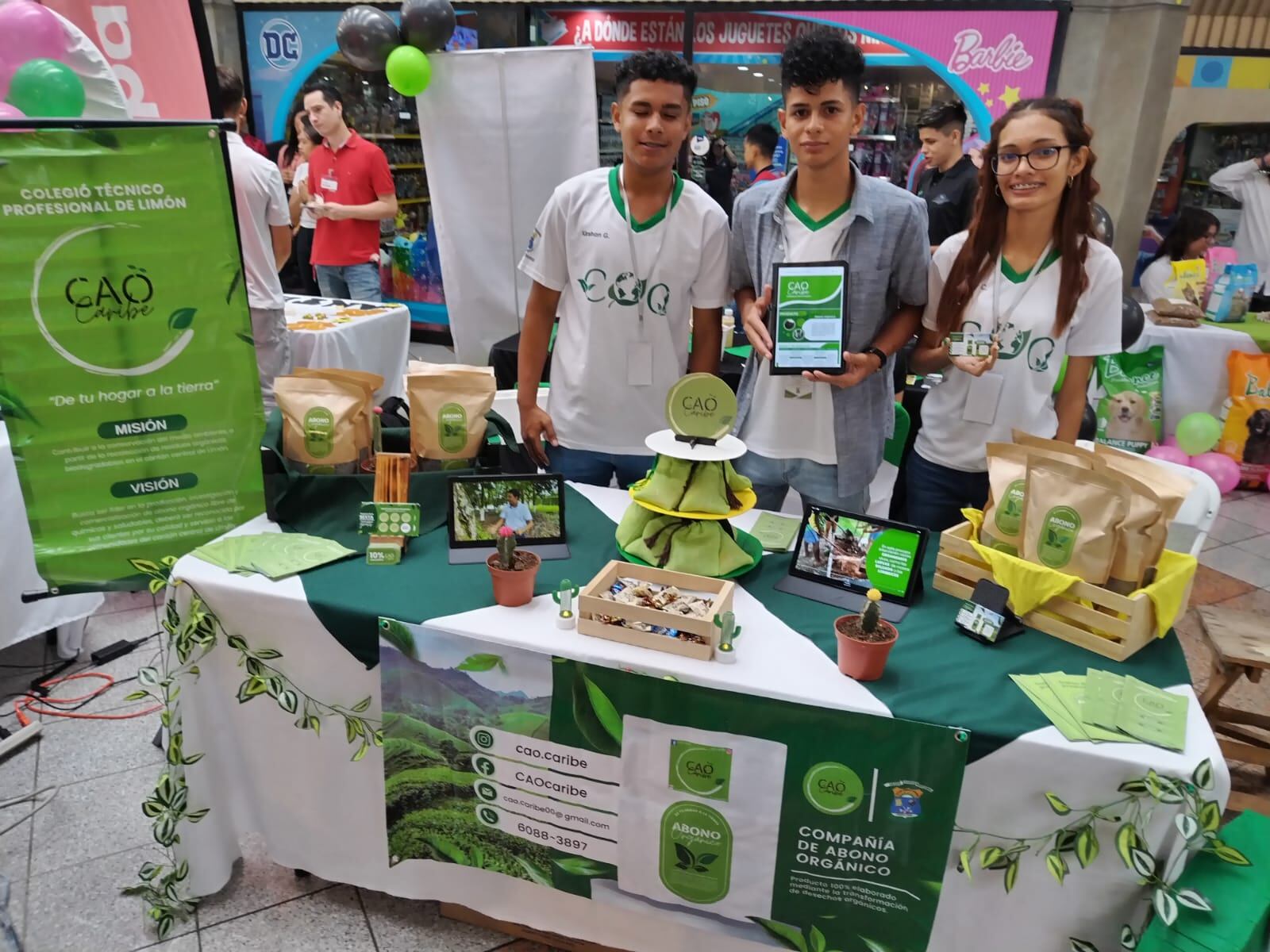 Feria de estudiantes emprendedores en plaza de la cultura