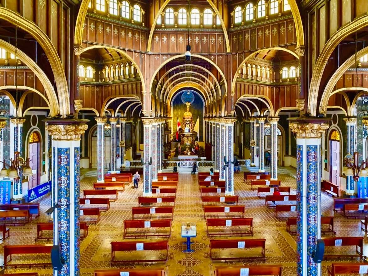 La Basílica de Nuestra Señora de Los Ángeles en Cartago vacía