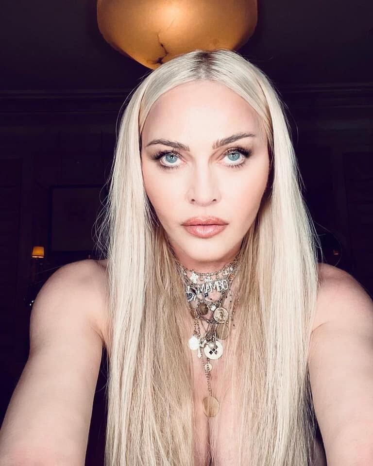 Louise Veronica Ciccone, mejor conocida por el mundo entero como Madonna, ha decidido desnudarse en dos fotografías este Viernes Santo.