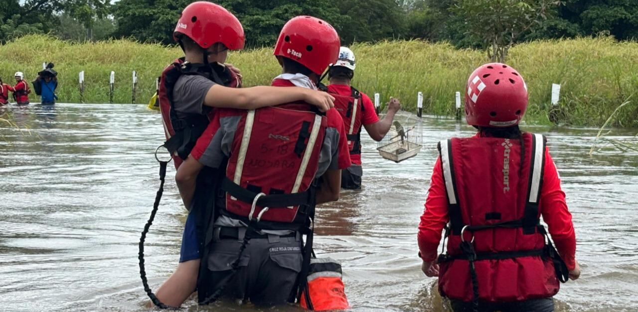 En Filadelfia, cantón de Carrillo, Guanacaste, la Cruz Roja rescató la mañana de este jueves a familias que  estaban en alto riesgo de inundación. Foto: Cruz Roja.