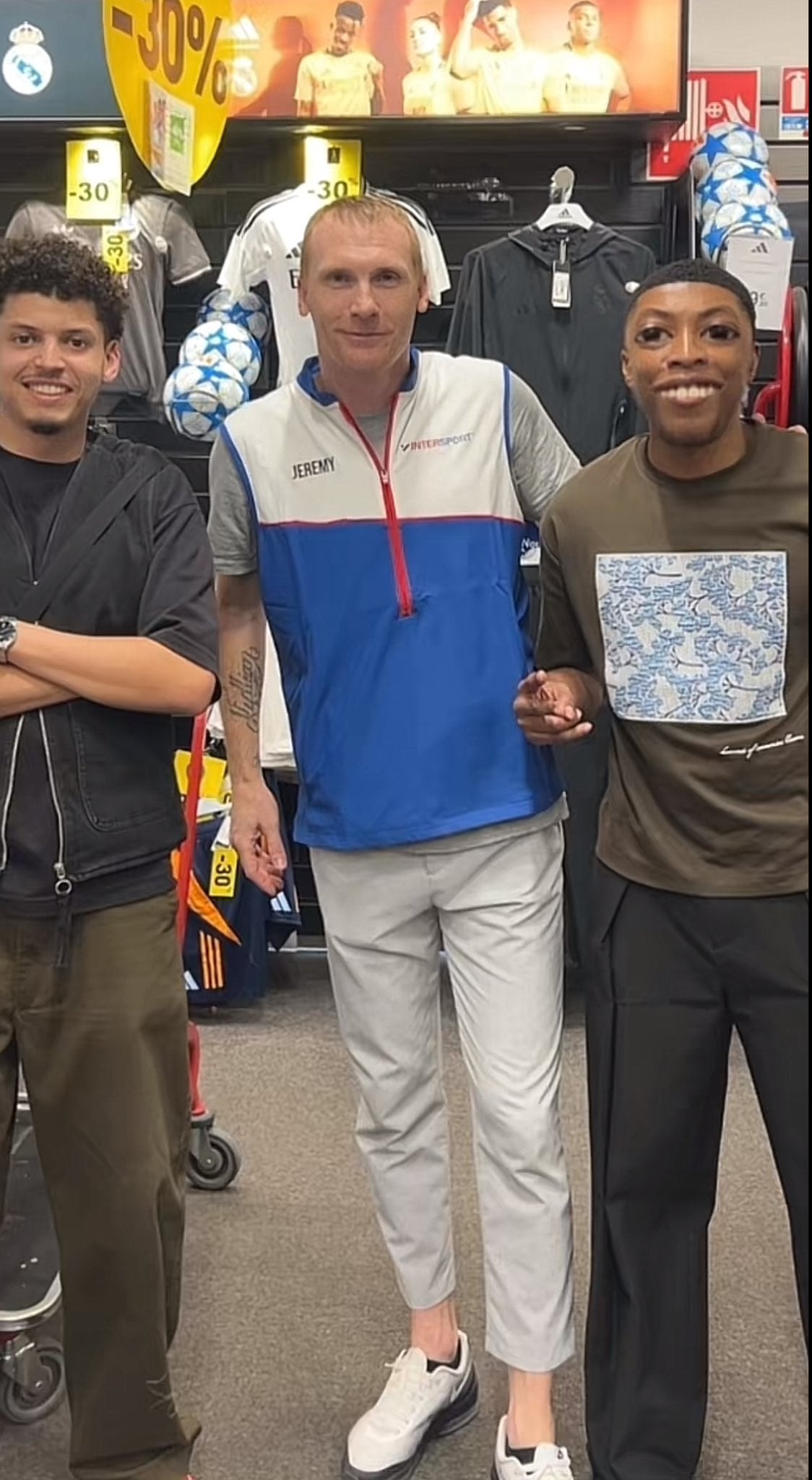 Jeremy Mathieu pasó de ganar una Champions League con el Barcelona en el 2015 a trabajar en una tienda en Francia.