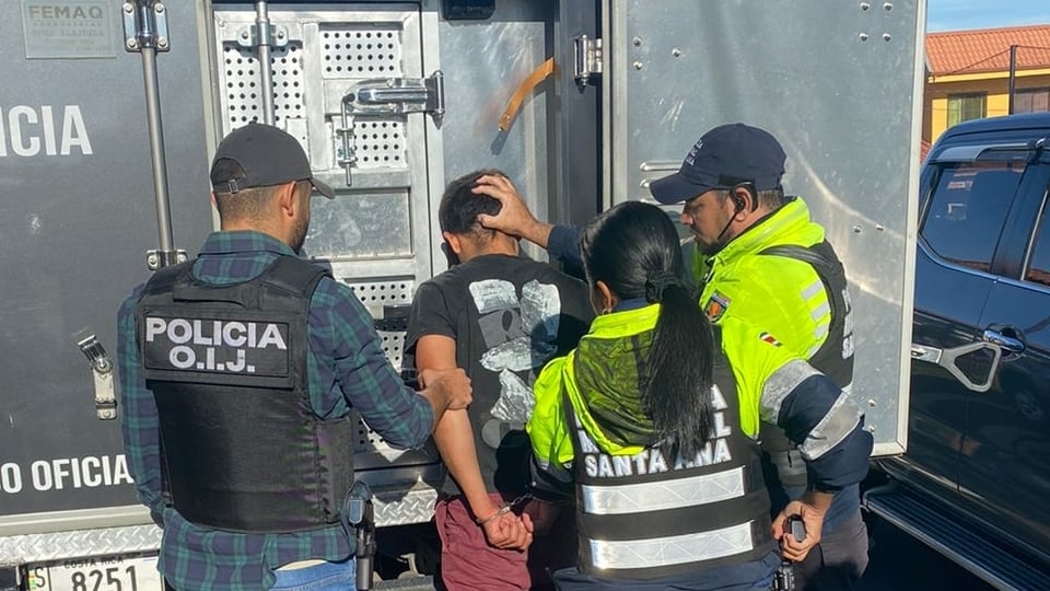 Detienen a sospechoso de comerte asaltos en las eólicas de Santa Ana. Foto Policía Municipal de Escazú.