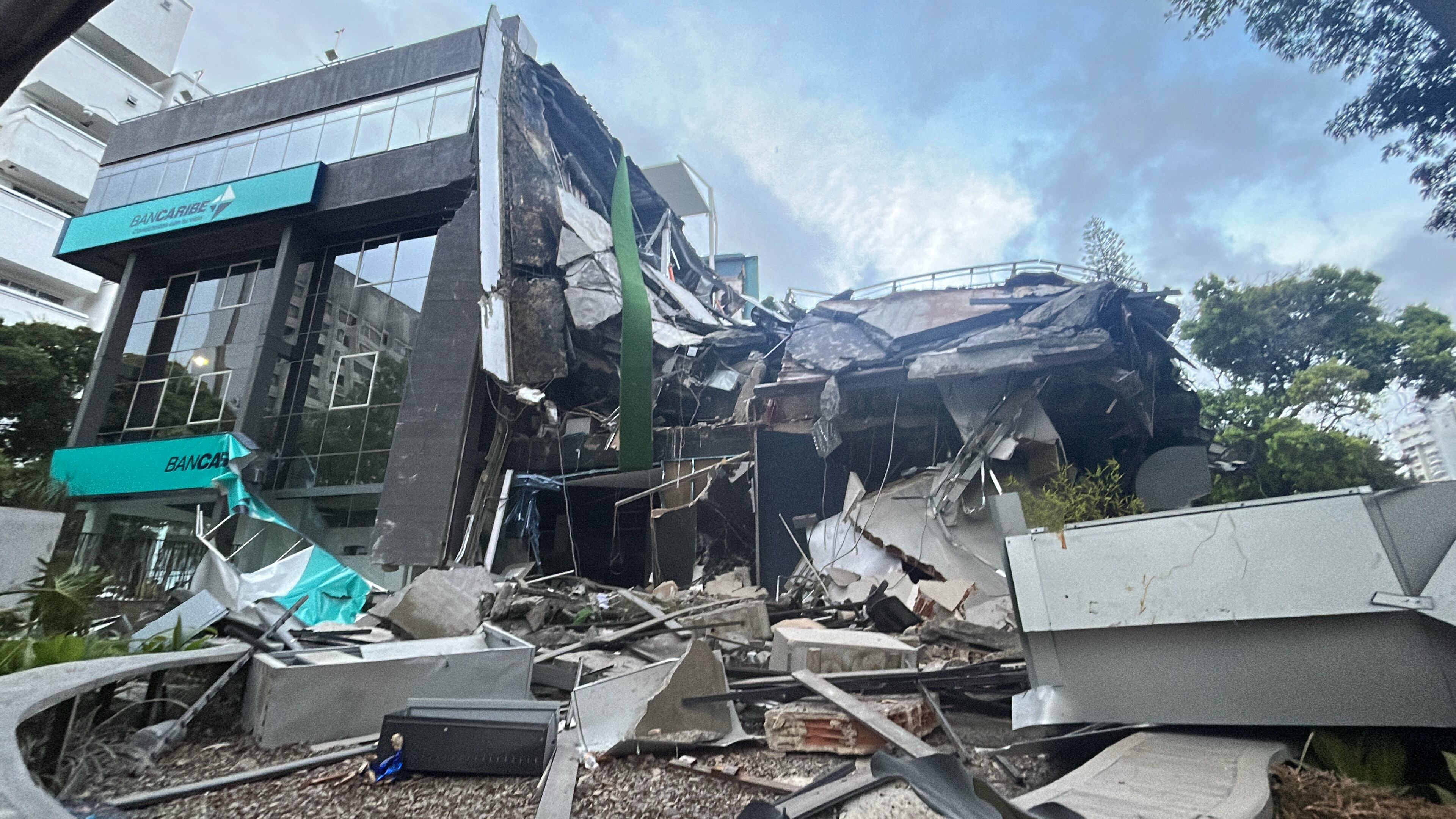 Edificio de Bancaribe que colapsó tras un terremoto en Caracas el 24 de junio de 2026 tras el terremoto de magnitud 7,1 que sacudió Venezuela el miércoles, según informó el Servicio Geológico de Estados Unidos (USGS)