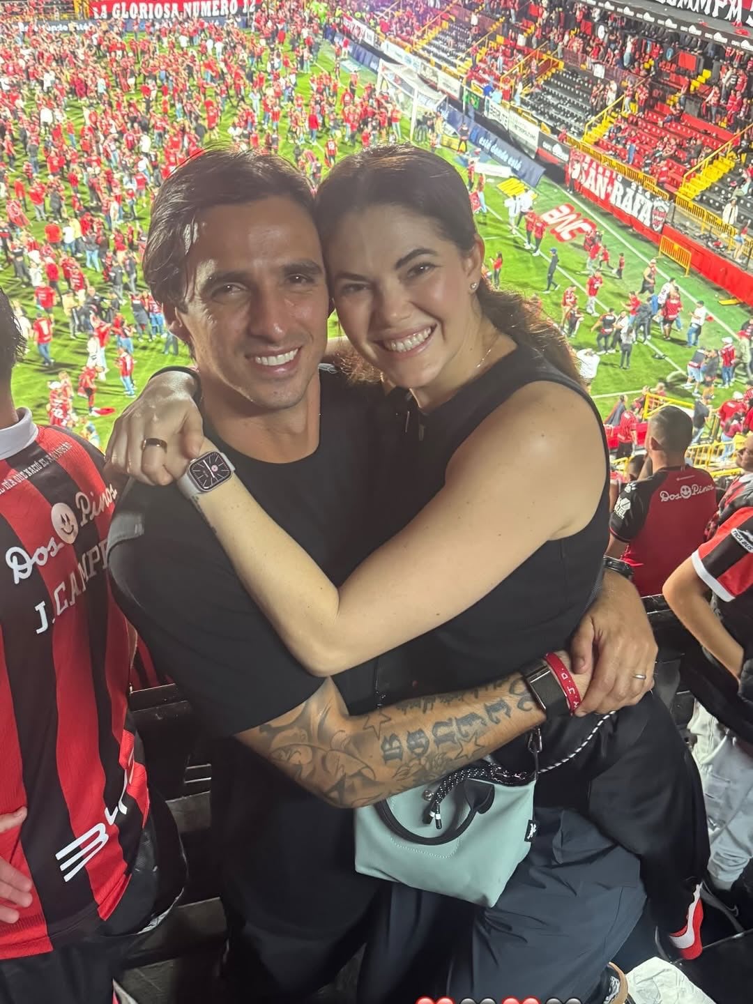 Bryan Ruiz y su esposa Carolina Jaikel celebran el título de su club.