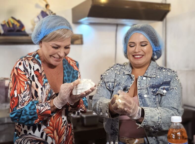 Jafet Jerez se dedica de día a su pupusería y en las noches sale a cantar.