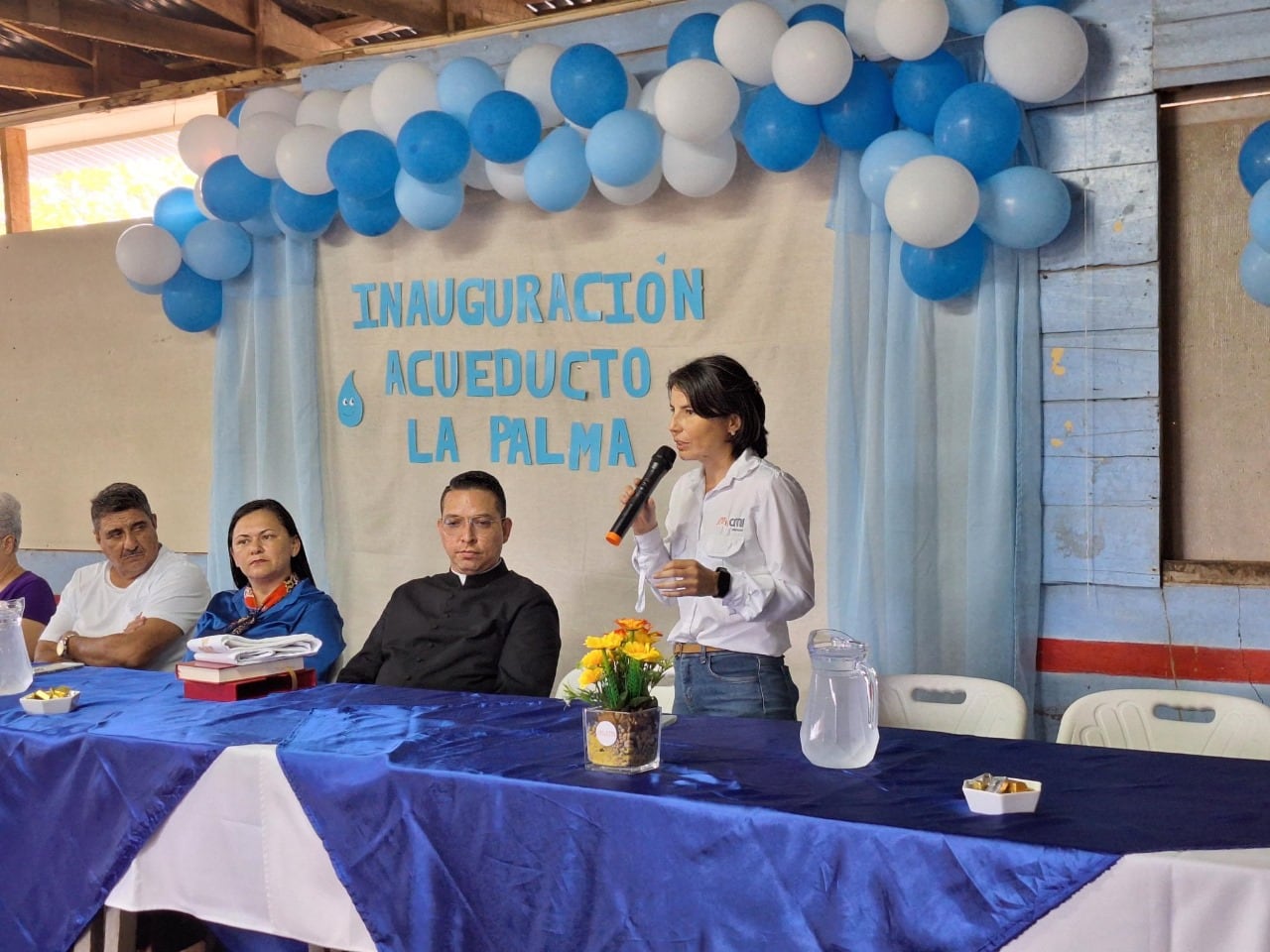 Representantes de instituciones y CMI Energía participan en la ceremonia de inauguración del acueducto que por primera vez garantiza agua potable a 45 familias de La Palma, en Santa Rosa de Tilarán, Guanacaste.