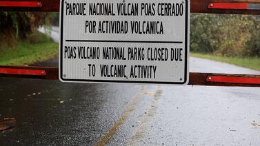 ¿Va manejando y empieza a caer ceniza del volcán Poás? Estos consejos le podrían salvar la vida
