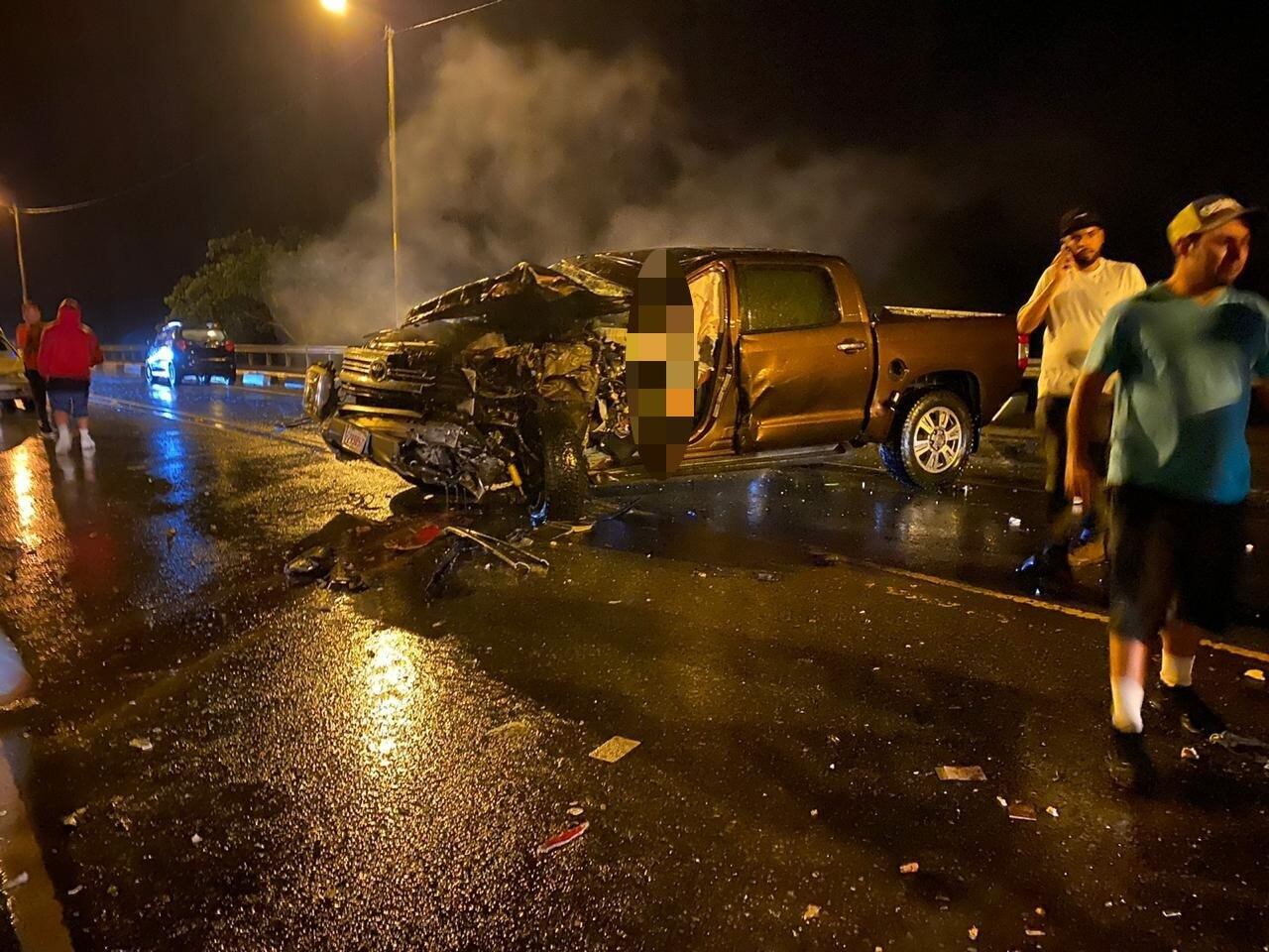 Conductor resulta herido en choque entre pick up y camión ganadero en Parrita. Foto cortesía.