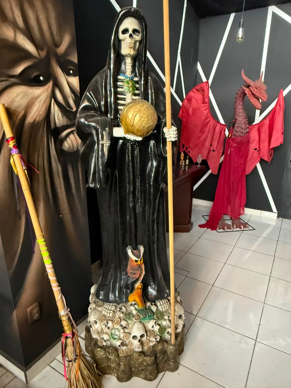 Brujas y brujos abren café-restaurante donde la buena comida se mezcla con la lectura del tarot, limpias y adivinación de su futuro. Se trata de “Hechizo Café Tarot”, un concepto creado por la conocida bruja de cuarta generación Mitzhi Bonilla, muy conocida en redes sociales como Mithzi Tarot, junto con el guardián del velo Esteban Velario y la bruja y vidente Yuli Cortés.