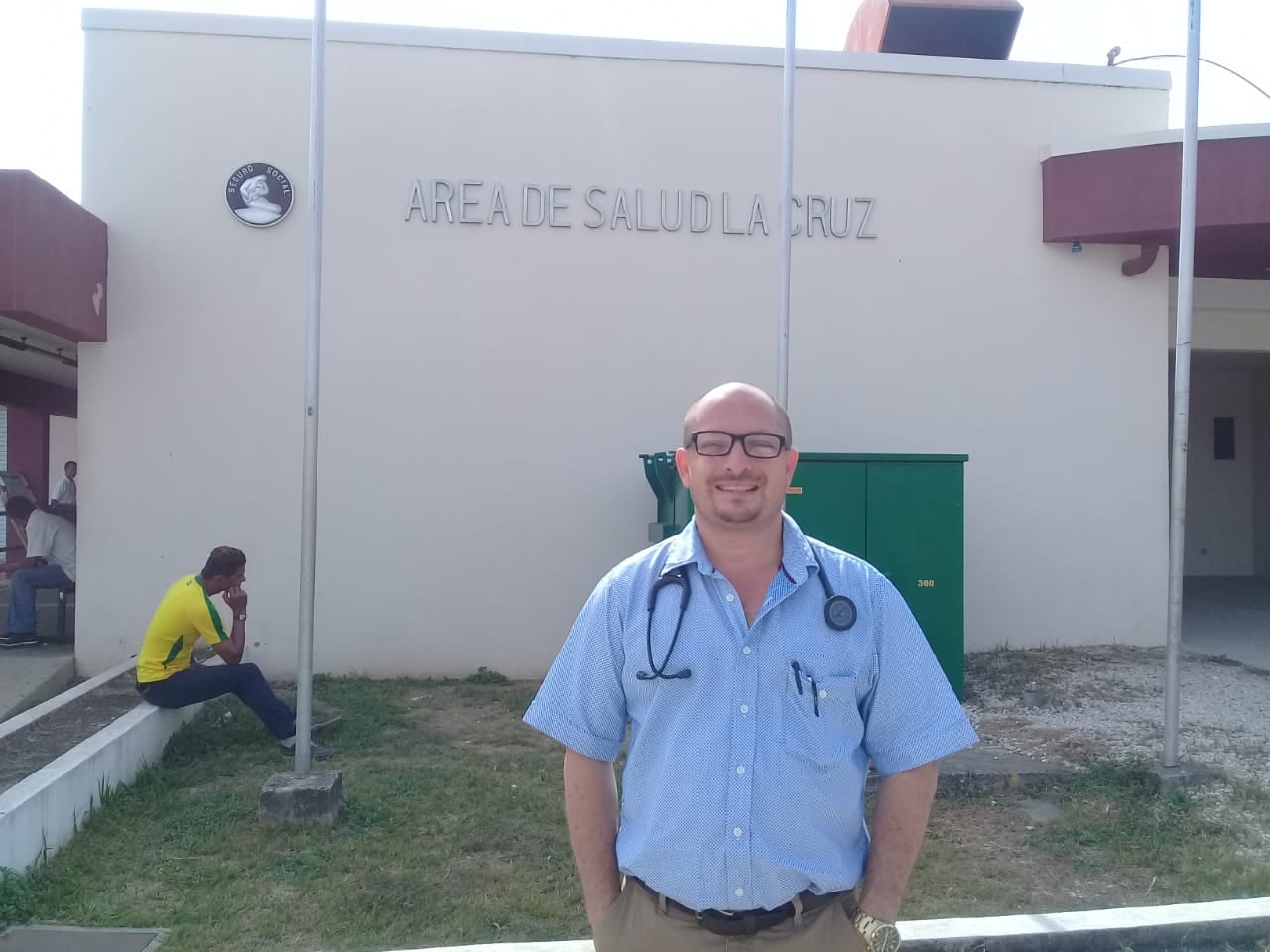 Max Rojas Camacho es un médico general del servicio de Urgencias del área de salud La Cruz quien es, además, el coordinador de respuesta rápida COVID-19 en el cantón