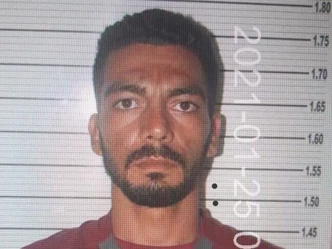 El sujeto es alto, delgado y tiene tatuajes en varias partes del cuerpo. El OIJ distribuyó esta foto para que la ciudadania colabore llamando al 800 8000 645 si lo ve. Foto: Reiner Montero.