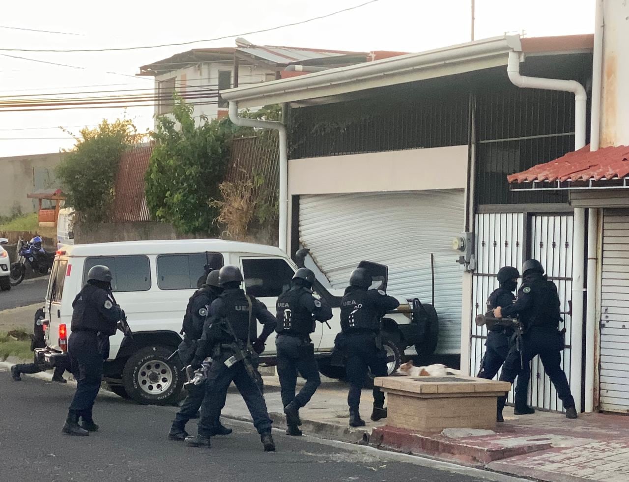 El perro se asustó y huyó de los oficiales