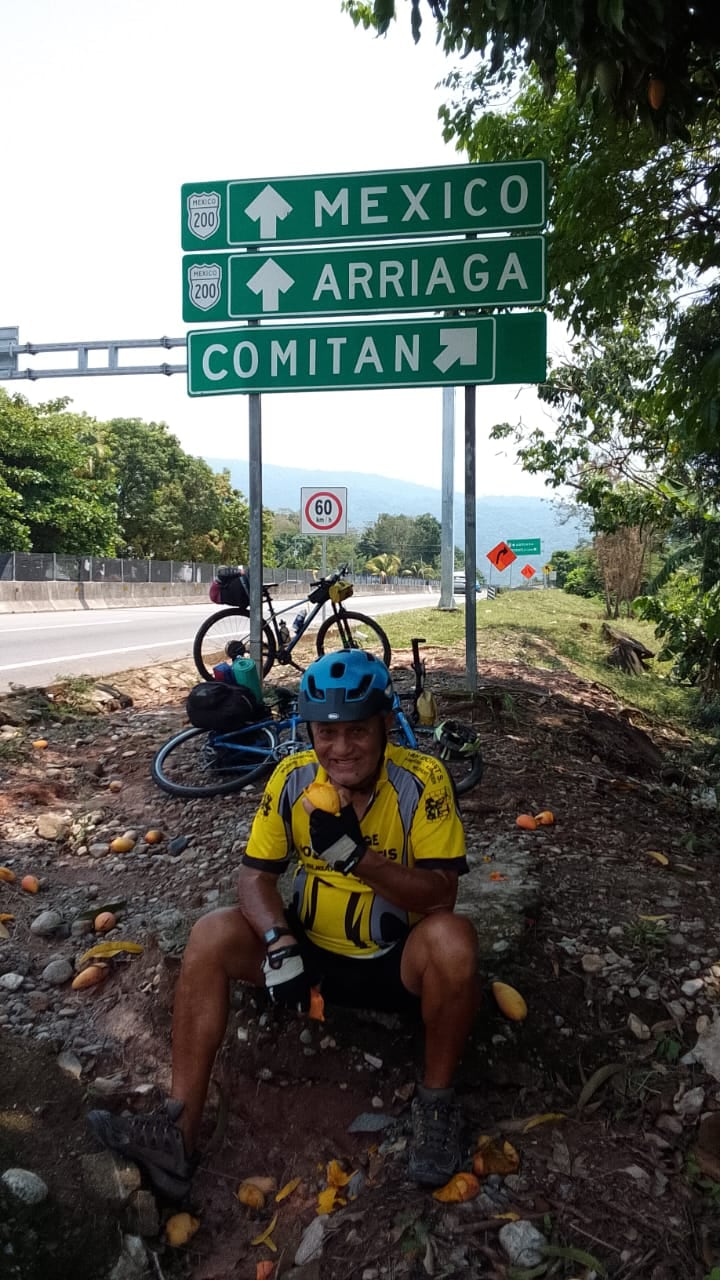 Tremenda leccion de vida, otra vez, nos está dando don Marco Luis Benavides Segura, mejor conocido como Makey Benavides. El ciclista costarricense, de la pura cepa de Esparza, pedaleando firme y constante ya llegó a México. En la foto con don David Vela.