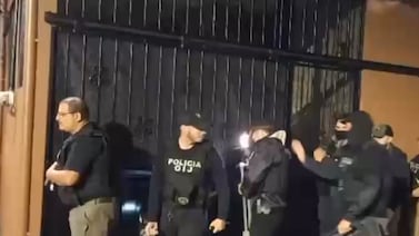 Detienen a menor de 17 años por el asesinato de mujer que regresaba del funeral de su madre en Hatillo 8