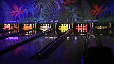 Conozca el boliche donde puede jugar bajo luces de neón, música y efectos especiales