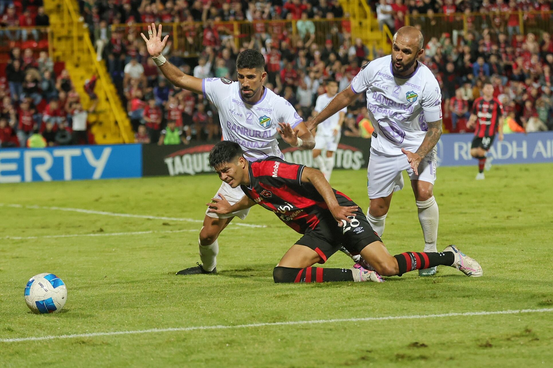 03/10/2024/ Juego entre Liga Deportiva Alajuelense vs Comunicaciones por los cuartos de final de la Central American Cup en el estadio Alejandro Morera Soto / foto John Durán
