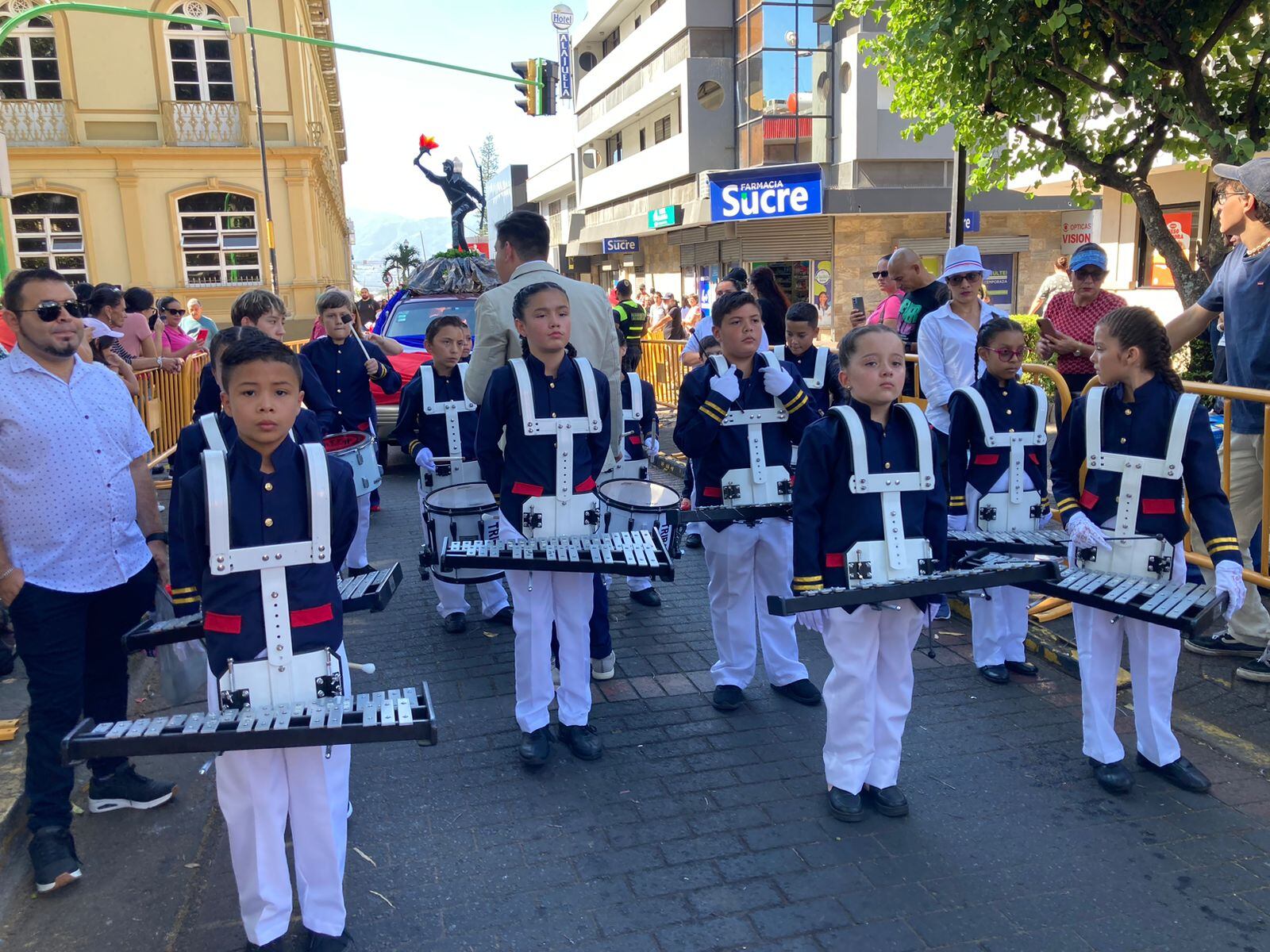En un esfuerzo heroico los estudiantes de la escuela de Carbonal de Alajuela se prepararon con la banda y el grupo de bailes folclóricos para participar por primera vez en su historia en los desfiles a Juan Santamaría