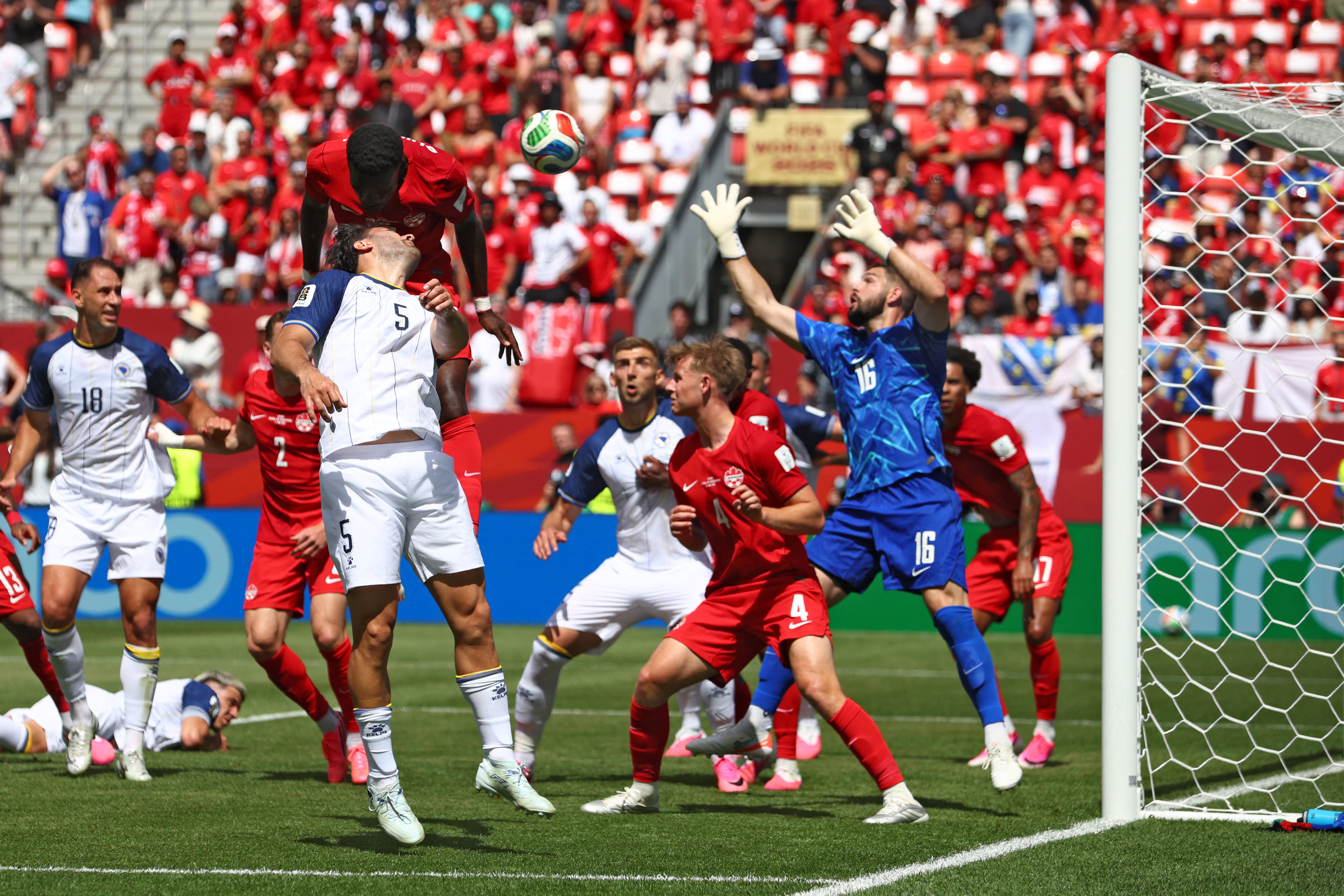 El canadiense Tani Oluwaseyi y el bosnio Sead Kolasinac van con todo cerca del marco europeo en este duelo del Mundial 2026.