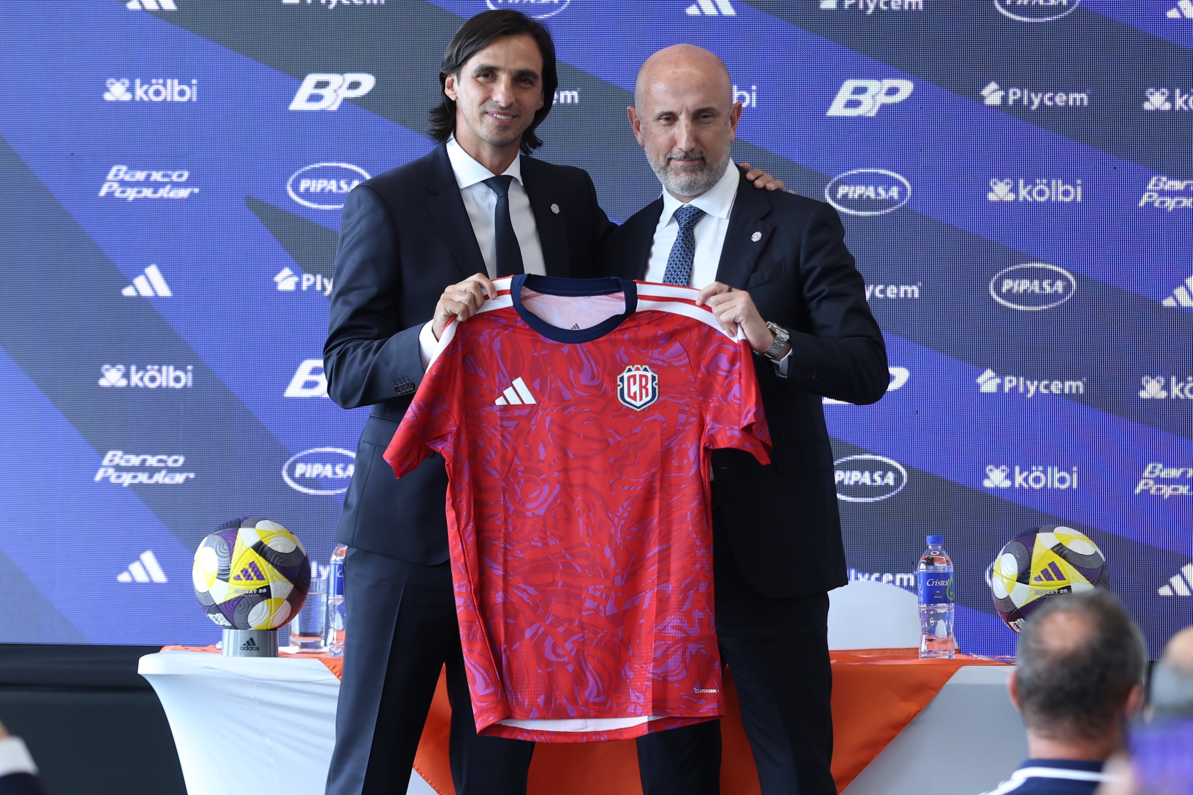 Presentación oficial de Bryan Ruiz como director técnico de la Selección Nacional de Acosta Rica (FCF) por parte del presidente Osael Maroto en las instalaciones del Banco Popular/ Foto John Durán
