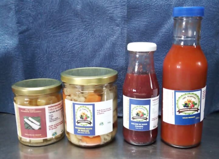 Doña Julia Godínez Guzmán y su esposo José Monge Corella, viven en la puritica entrada al pueblo Santa Clara, en Tobosi de El Guarco de Cartago en donde tienen su negocio que se llama La Cuevita