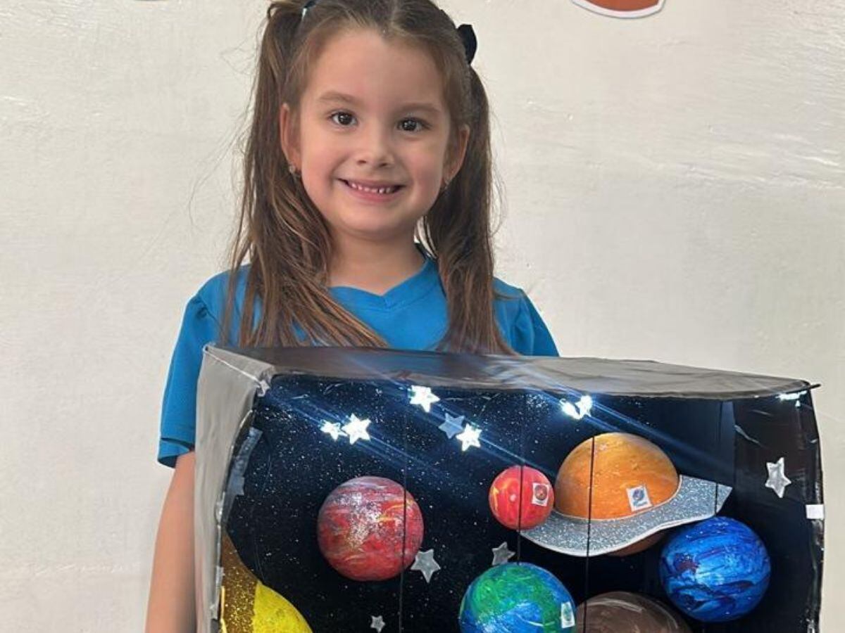 Mariángel y su mamita tuvieron que ver qué hacer para solventar la suspensión de las clases por las fuertes lluvias. Foto: Cortesía.