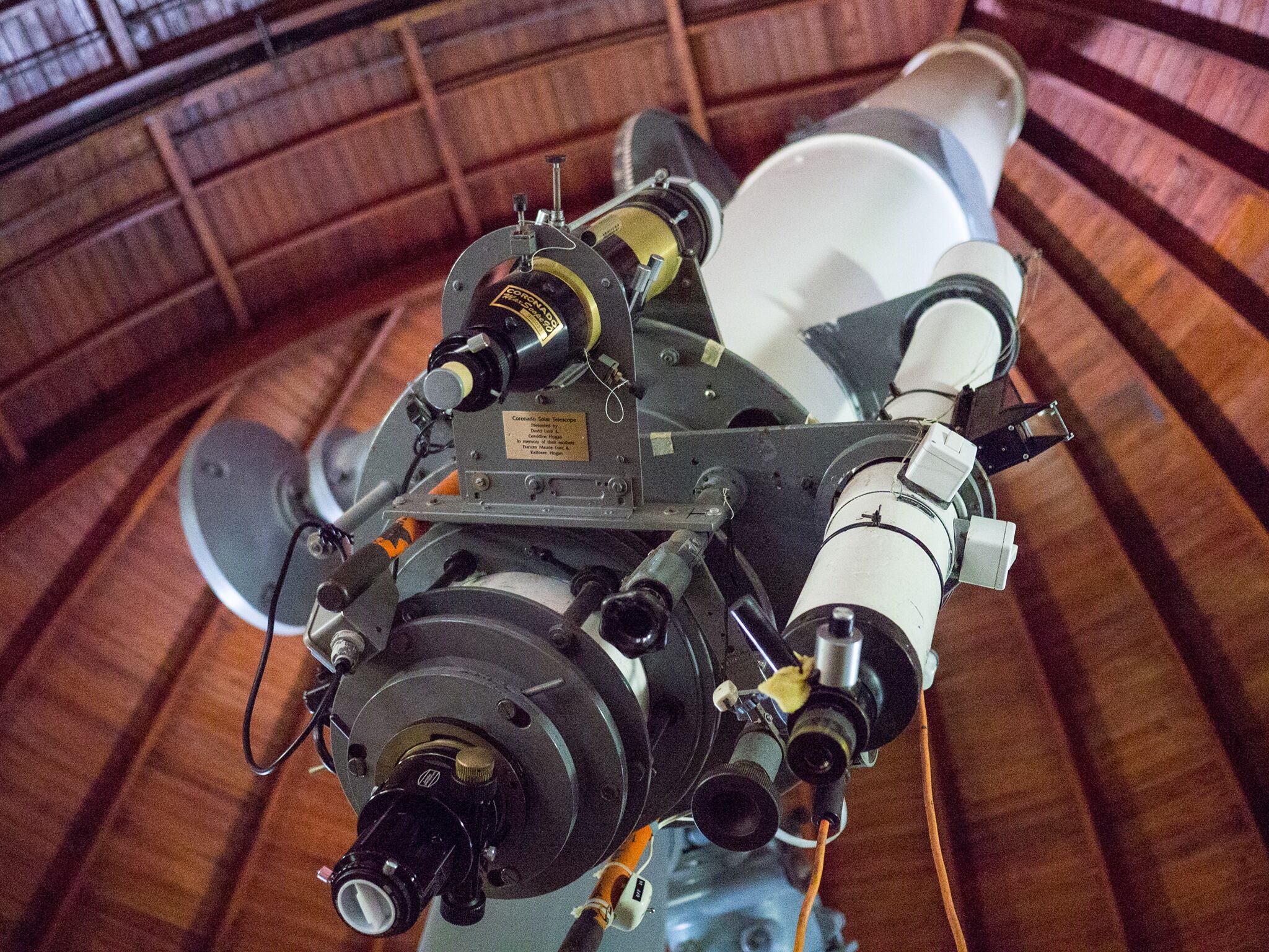 La agencia de noticias católicas, ACIprensa, confirmó que el Observatorio Astronómico del papa, al Specola Vaticana, o sea, el Observatorio Vaticano, está concentrado en la búsqueda científica más allá del planeta Tierra, incluso, más allá del sistema solar