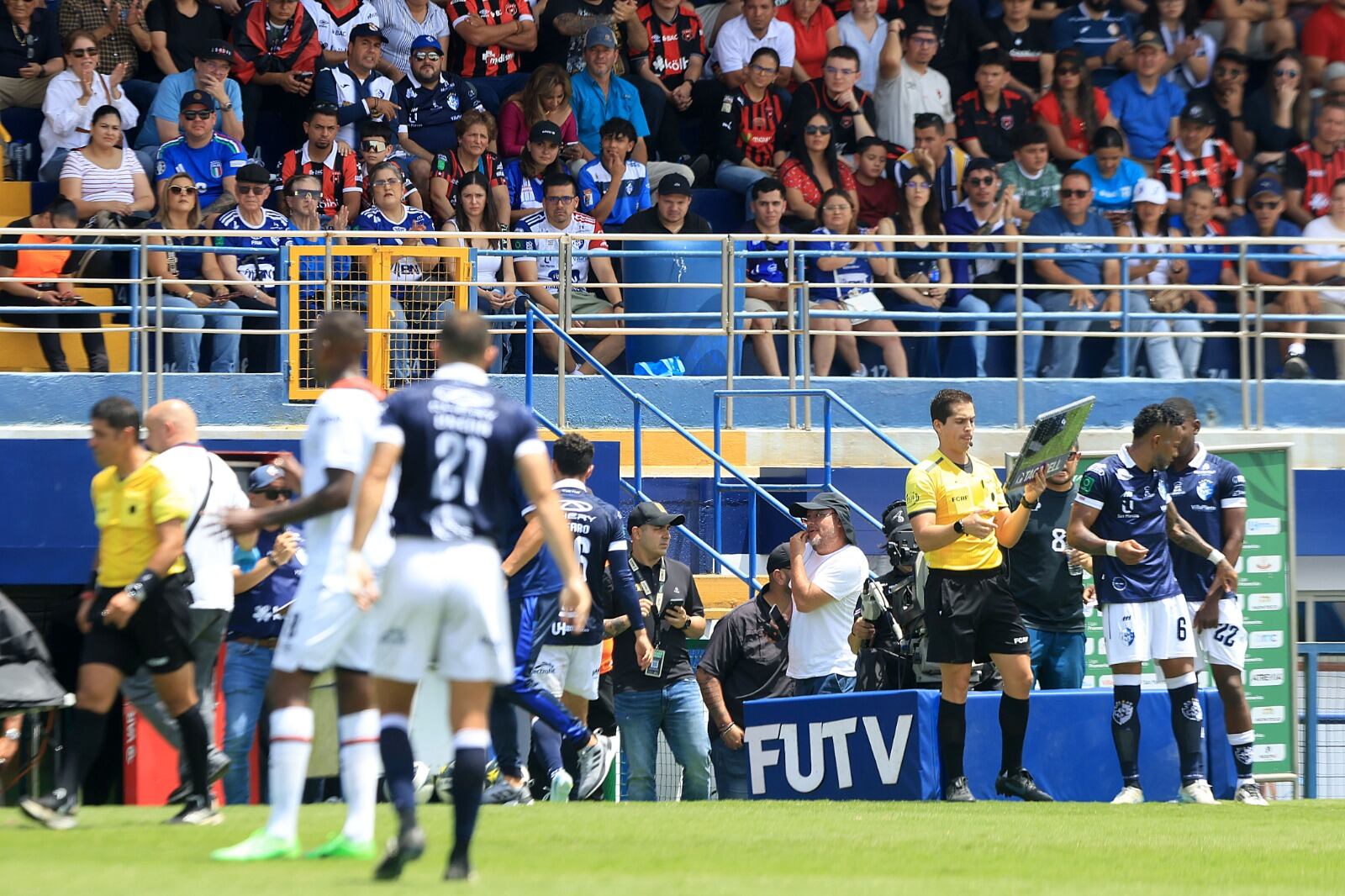 Alfaro (va entrando al camerino, al centro) jugó 19 minutos en el partido entre Cartaginés y Alajuelense. Rafael Pacheco.