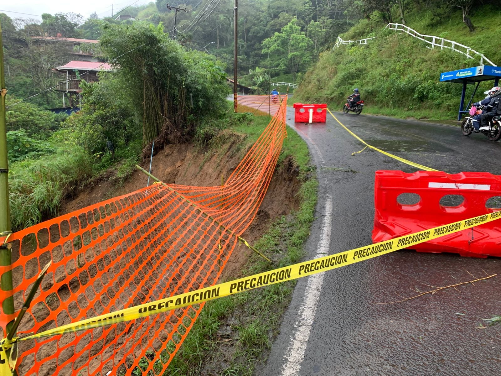 En Tarbaca, unos 100 metros al norte del restaurante La Tranca, el Conavi colocó señalización preventiva para evitar accidentes mientras se evalúa un deslizamiento al lado de la carretera, Foto: Municipio de Aserri.