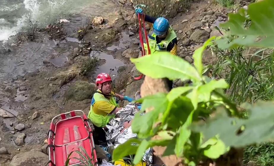 Una embarazada y su pequeño están vivos de milagro tras caer a una profundidad de seis metros en San Sebastián, San José. Foto: Bomberos
