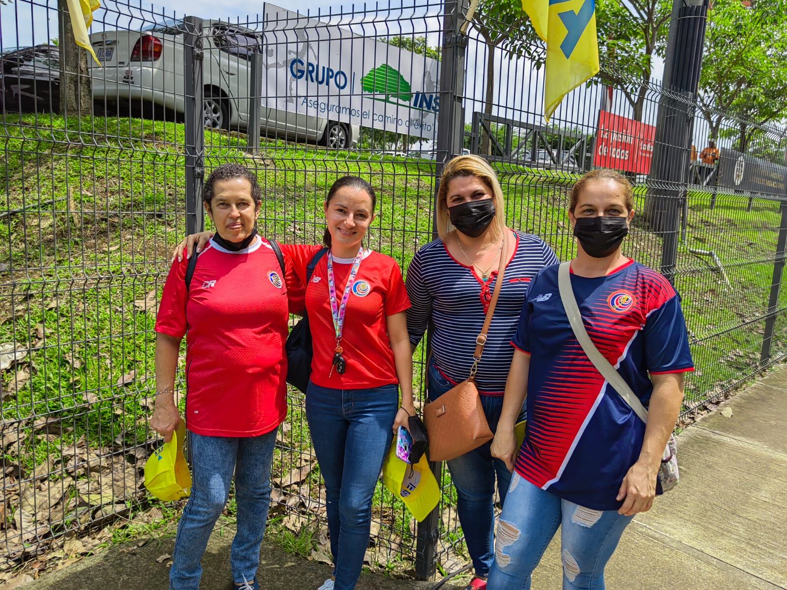 El 6 de junio del 2022, a las 11:15 a.m. la selección nacional mayor masculina de fútbol viajó a Catar para disputar repechaje mundialista con Nueva Zelanda por un boleto a la copa mundo Catar 2022, la afición fue a despedir a La Sele al Proyecto Gol. En la foto, doña Rosa Brenes, María Soledad Chaves, Ana Yanci Brenes y Karla Chaves, todas de la misma familia.