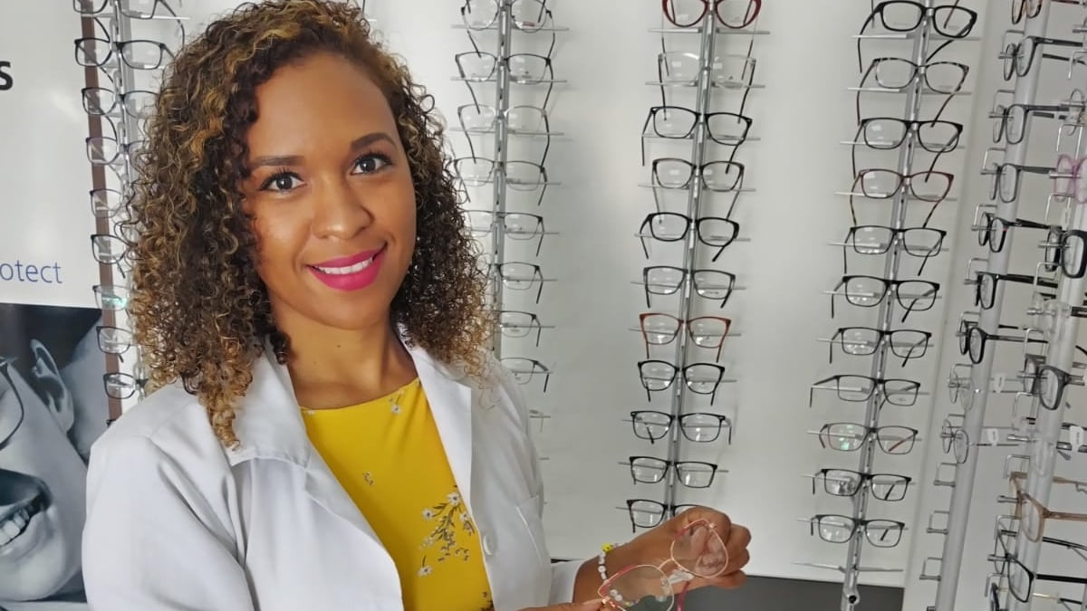 Ópticas y Centro Médico Münkel junto con La Teja regalarán todos los días una tarjeta electrónica de regalo por 200 dólares canjeables en Münkel. La optometrista Sheyla Thomas le espera para darle un servicio de calidad y profesional.