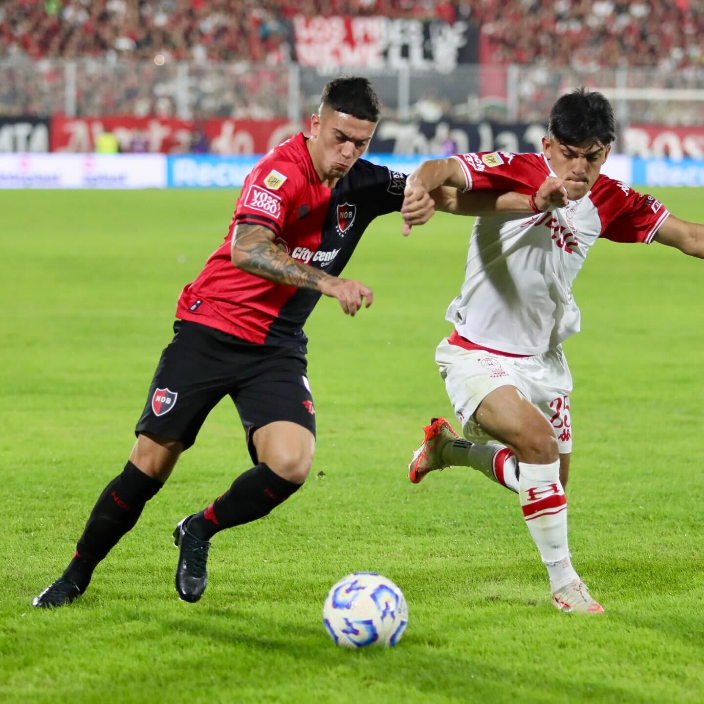 El Newell’s Old Boys de Argentina dio un golpe importante, al derrotar este martes 2-0 a Huracán. Facebook. NOB.