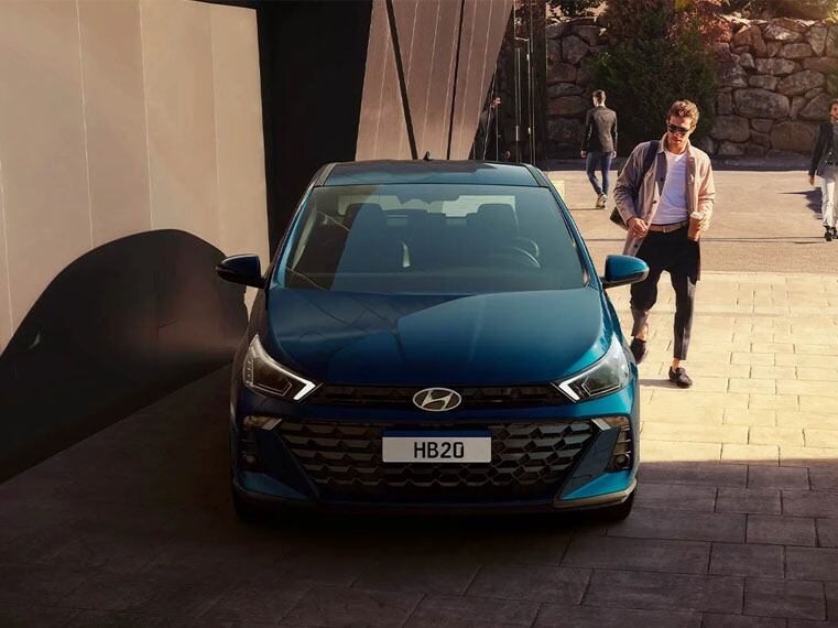 El frontal del Hyundai HB20 presenta una parrilla más amplia y faros de LED interconectados.